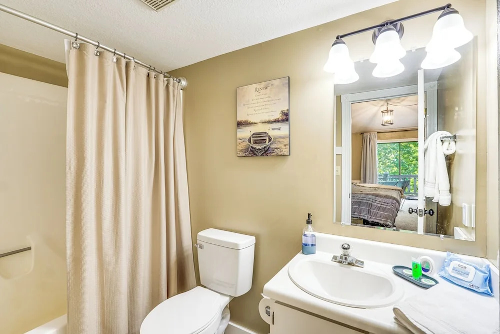 2 Decks & Pool Access: Osage Beach Retreat