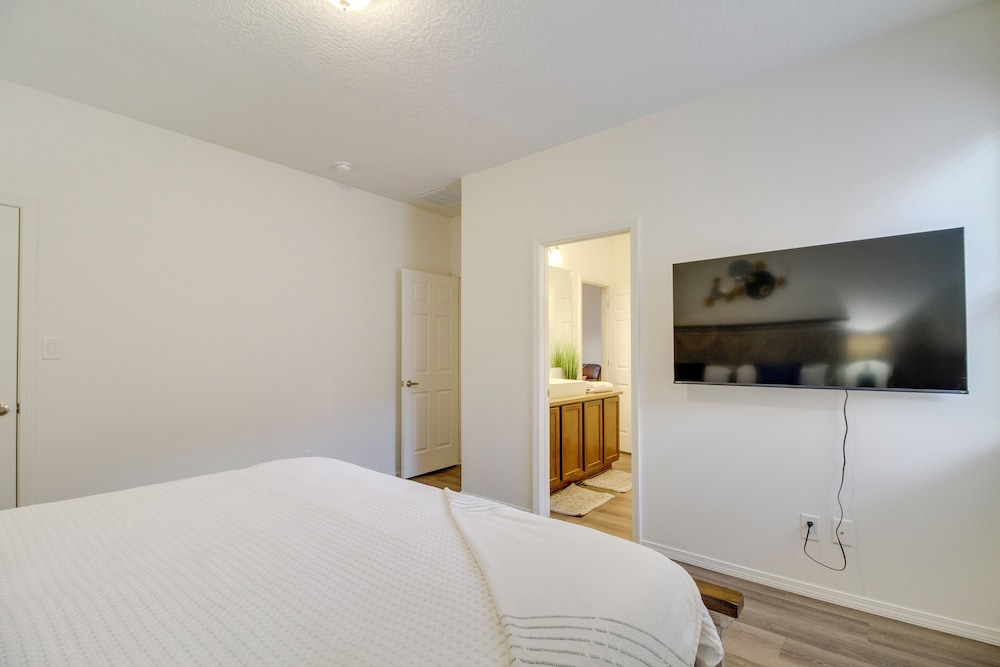3 Mi to Downtown: Wfh-friendly ABQ Townhome!