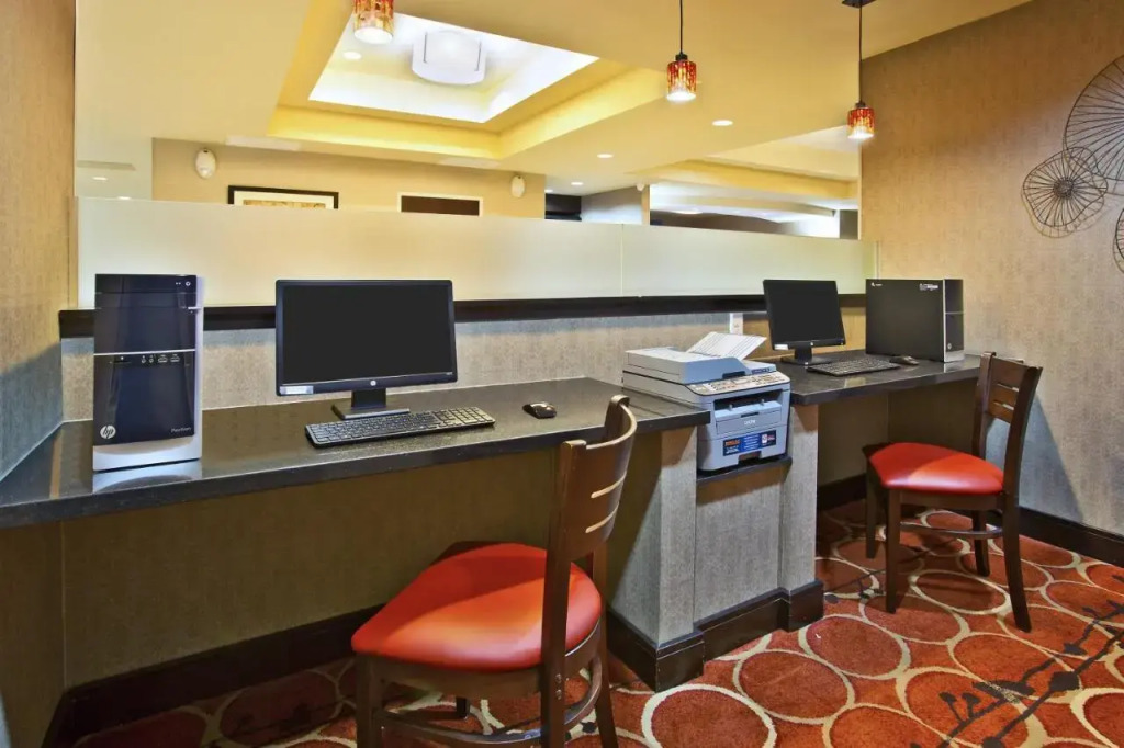 Holiday Inn Express & Suites Springfield, an IHG Hotel