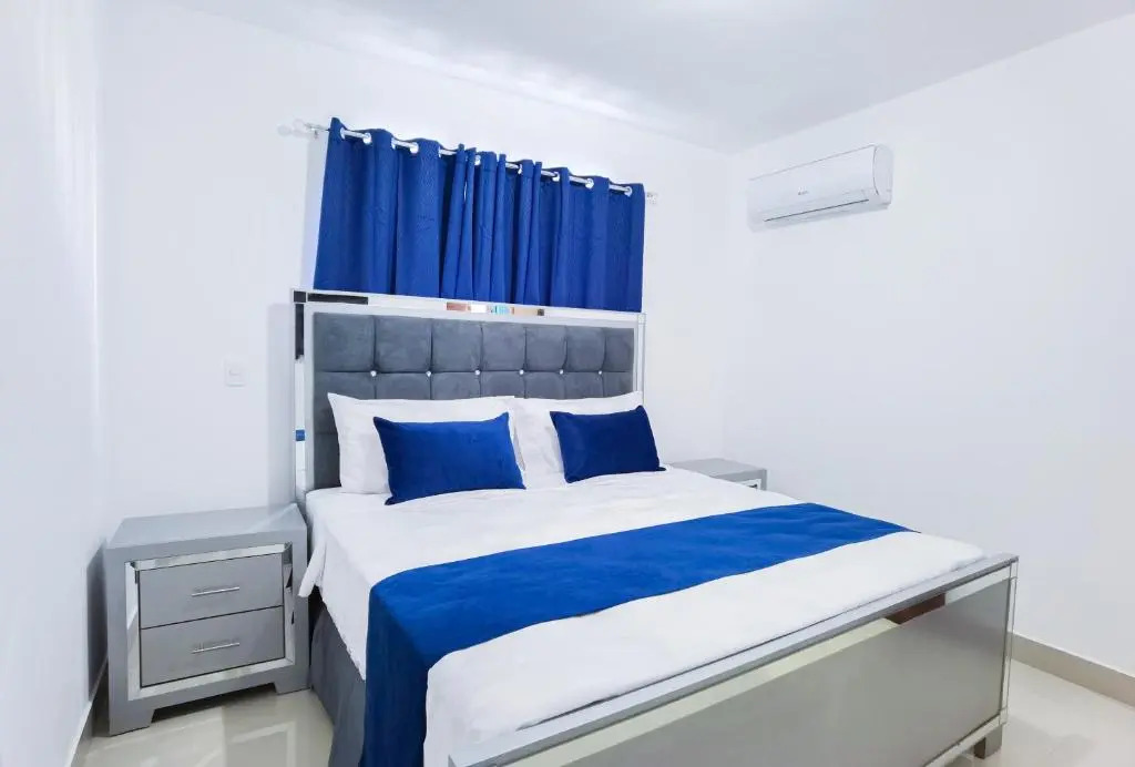Se renta apartamento amueblado , ubicados en Santiago , 3 habitaciones , 2 bańos , 2 parqueo , área de juego y Piscina.