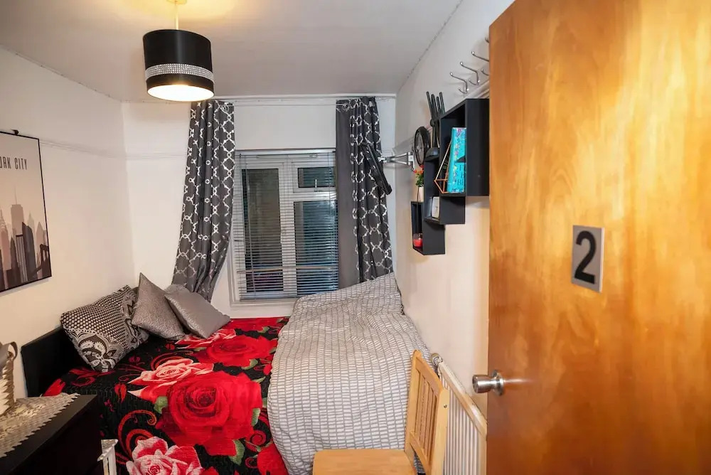 Charming London Guest Room with Garden BBQ