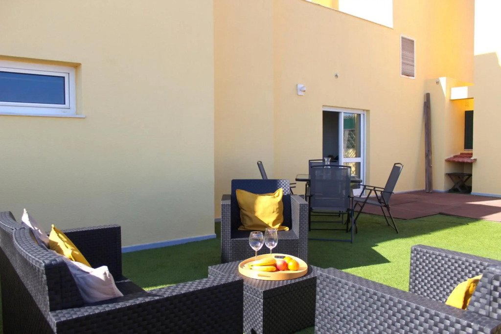 One Bedroom Apartment with Stunning River Views and Private Rooftop!