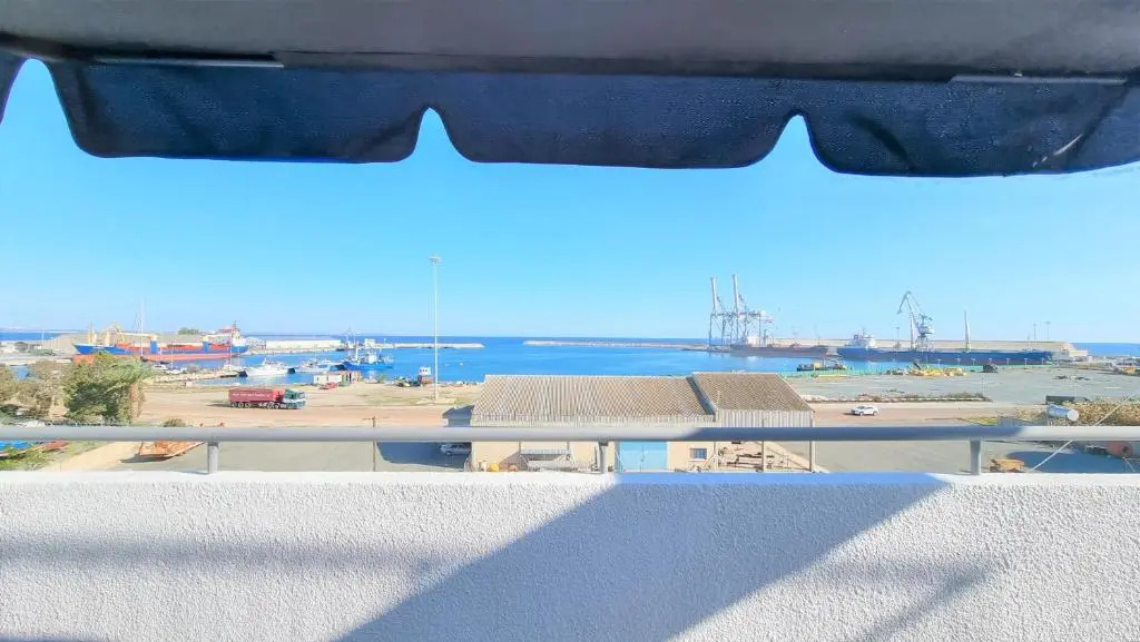 Apartment with 360° balcony and Direct Sea and Harbour View!
