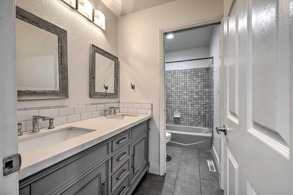 Modesto Home w/ Deck - 2 Mi to Vintage Faire Mall