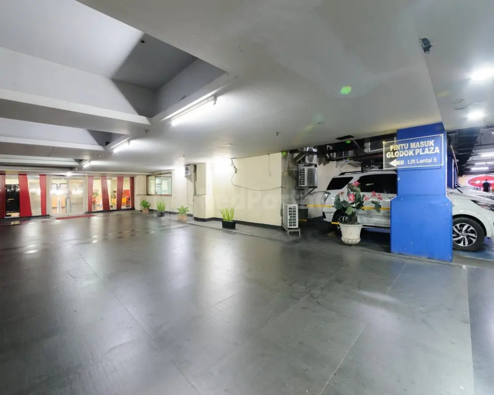 Metro Hotel near Kota Tua Mitra RedDoorz