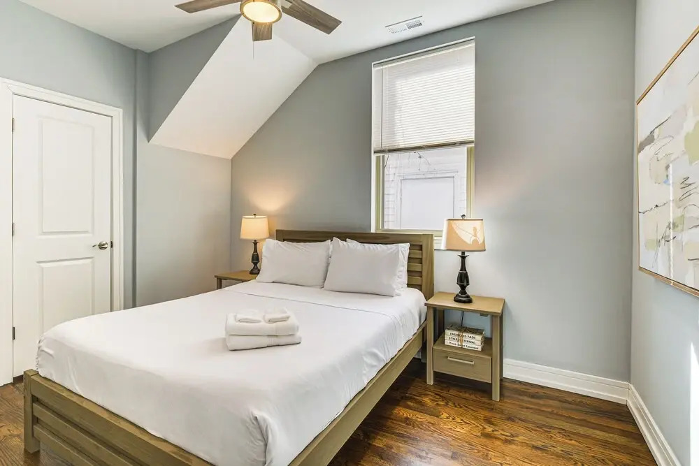 Walk to Blue Line: Sleek Apartment in Bucktown!
