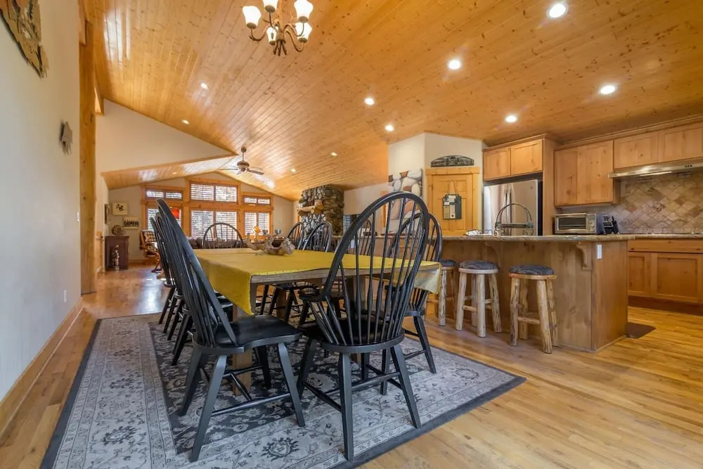 Spacious Mountain Modern Home Sleeps 12 in KB!