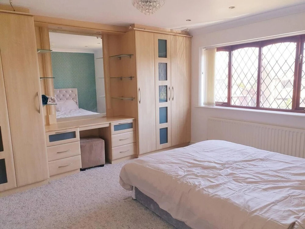 Lovely 4-bed , 3 Bath Villa in Bolton, Manchester