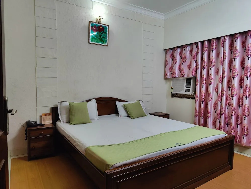 Harish Guest House -Railway Station Road
