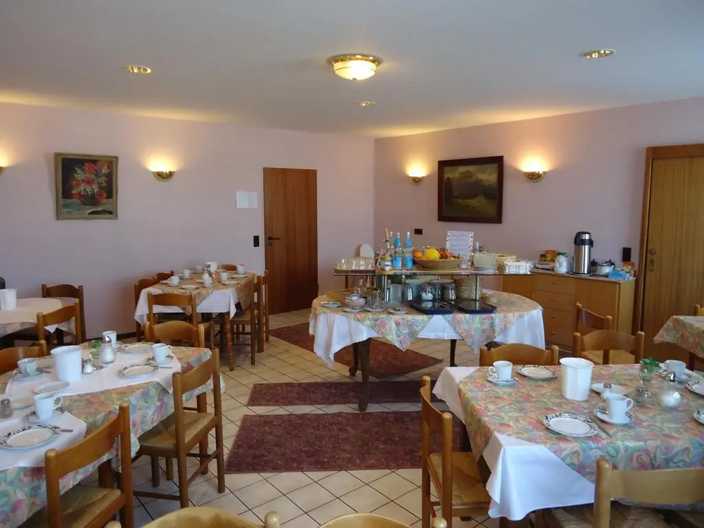enjoyHotel garni Korntal Stuttgart b&b Parkplatz Sprinter Penny eTank Porsche-Museum