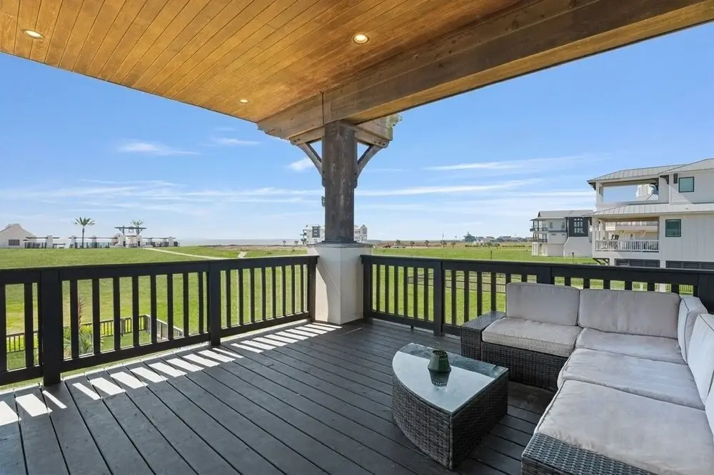 Paradise By The Sea 4 Bedroom Home by RedAwning