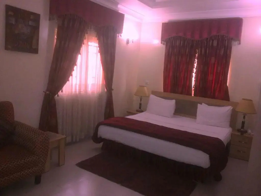 Auris Court Suites & Apartment