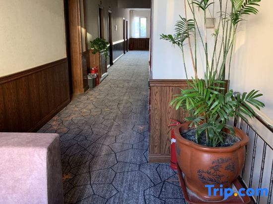 Junyi Hotel (Tongliao Horqin Avenue Wholesale City)