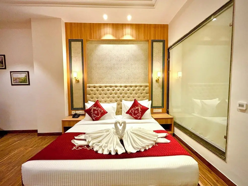Hotel Sukh Farm 5-minute drive to Banasar Bagh