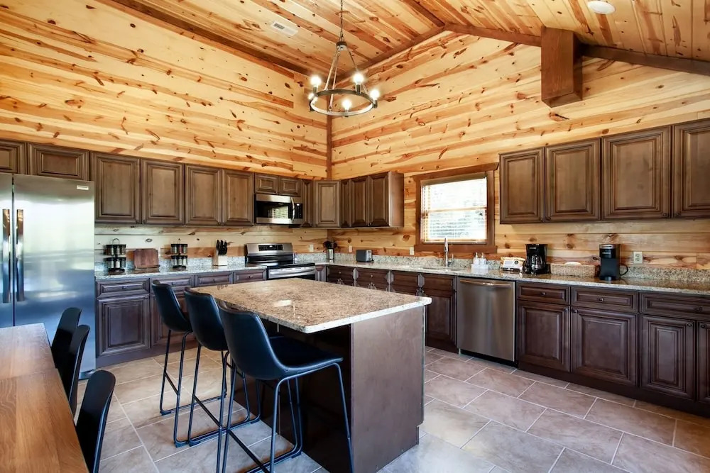 Splash Of Gatlinburg 6 Bedroom Cabin by RedAwning