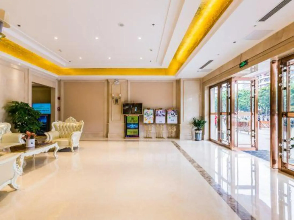 Vienna International Hotel (Zhaoqing Center Lake-view)