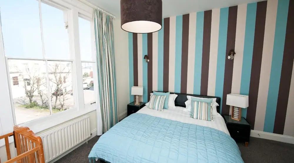 8 Bedroom Beach House, in Bournemouth and hot tub
