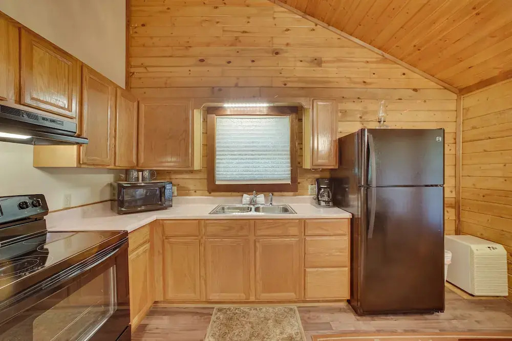 Studio w/ Deck: Near Thorncrown Chapel & Lakes