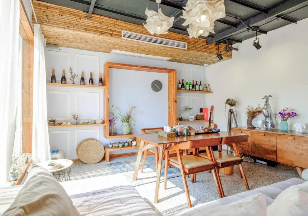 Poke Amber Theme Hostel