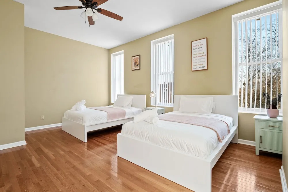 Massive Downtown Area Home... sleeps 14