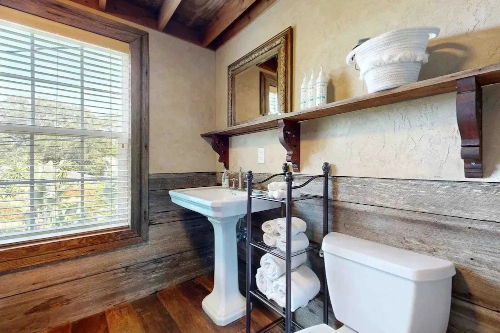 Charming Spanish-style Home in Davis Shores Walk to Downtown, Beach & Local Fun
