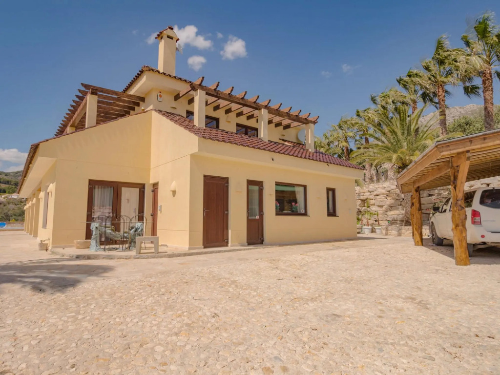 Serene Holiday Home in Callosa d' Ensarria with Private Pool