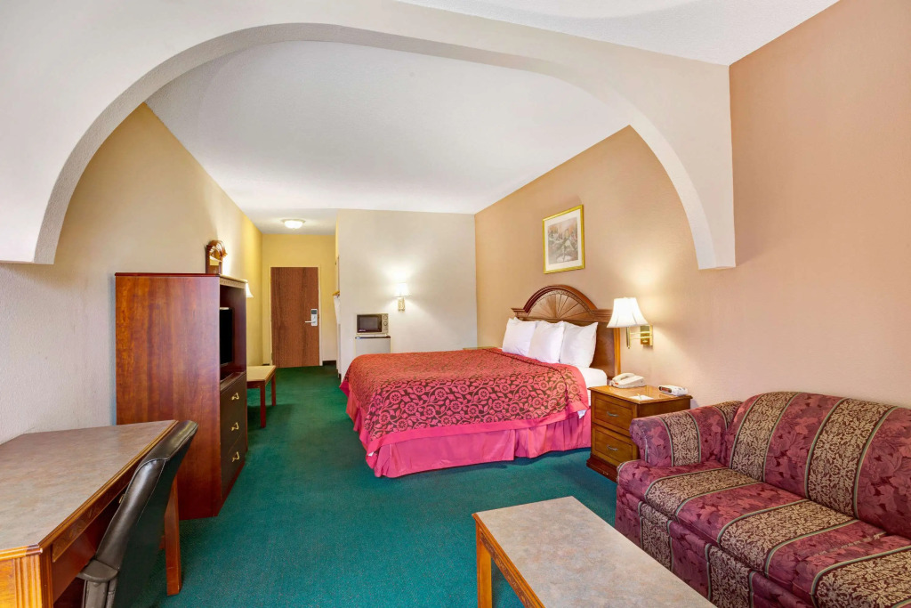 Days Inn & Suites by Wyndham Louisville SW
