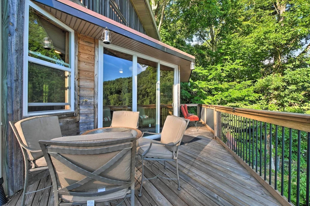Tenn River Cabin w/ Hot Tub - 10 Mi to Chattanooga