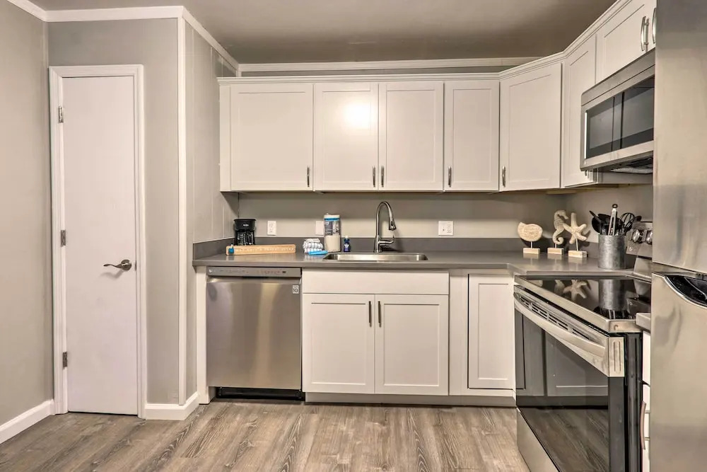 Hilton Head Island Condo w/ Beach Supplies + Pool!