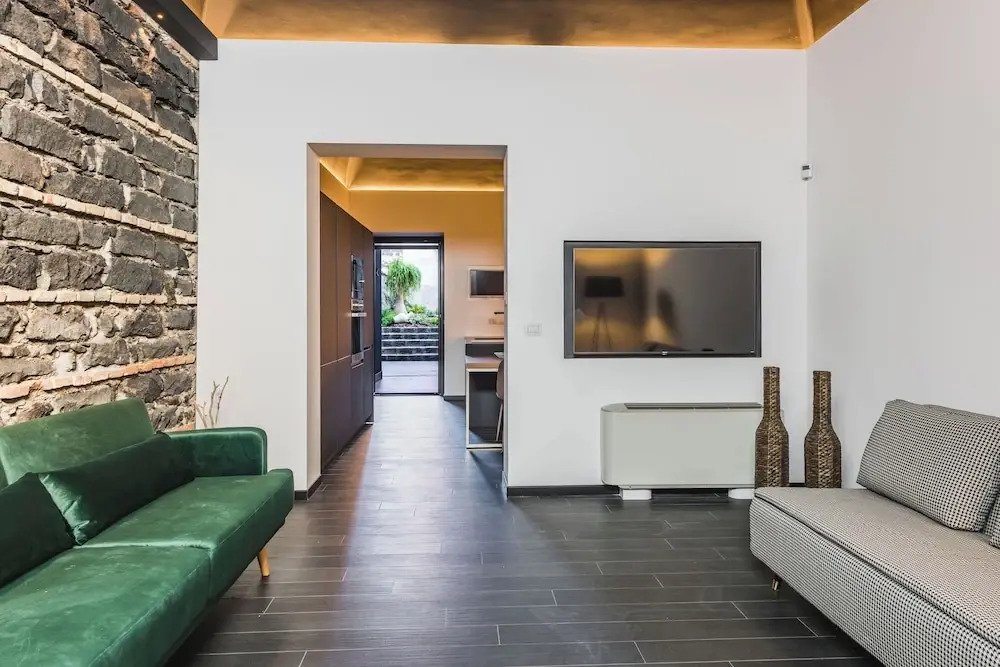 Leone Apartment with Garden