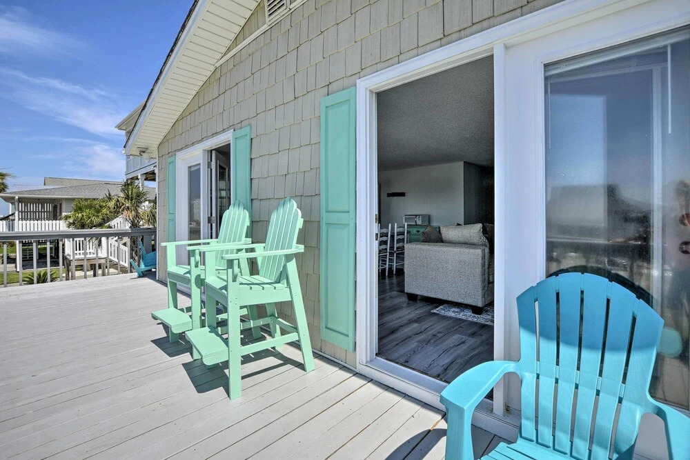 Oak Island Beach Abode w/ Deck: Walk to Shore!