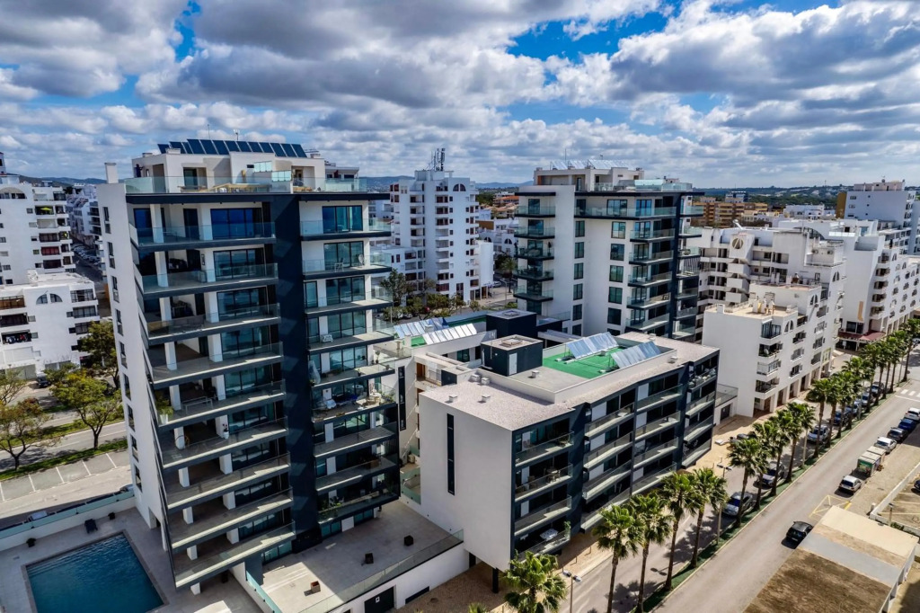 Luxorious Beachside Apartment w Pool & Seaview
