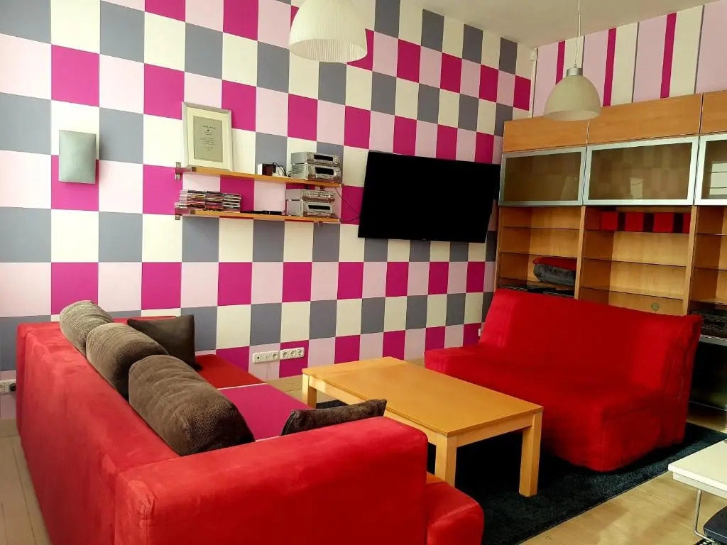 Fuksija House