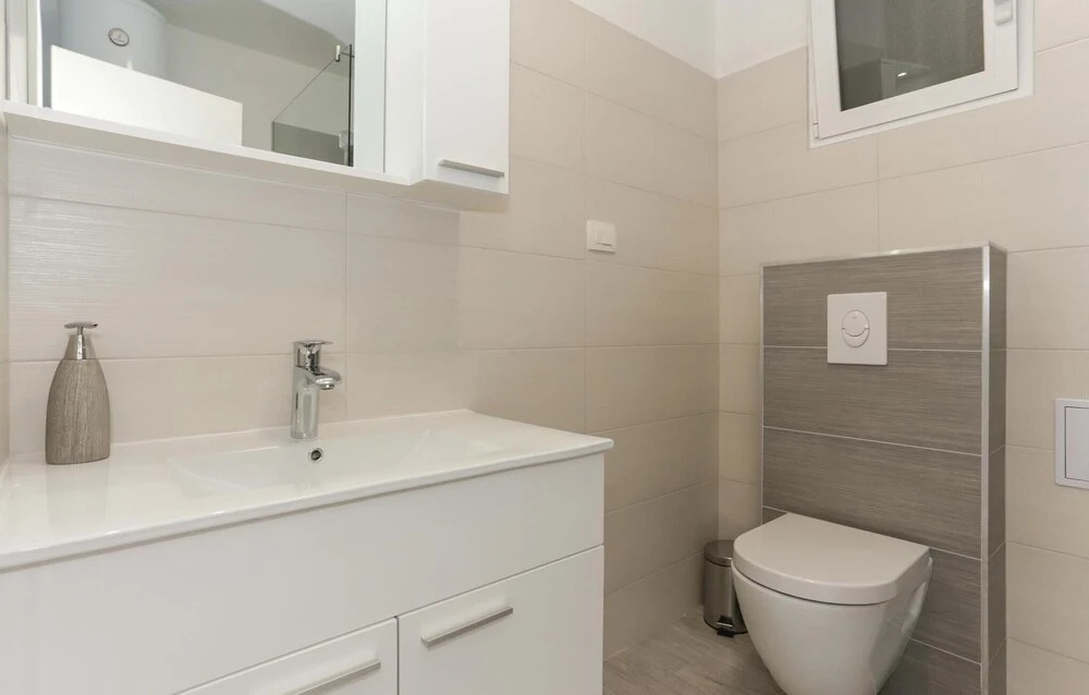 Amazing Home in Solin with WiFi, 1 Bedrooms & Hot Tub