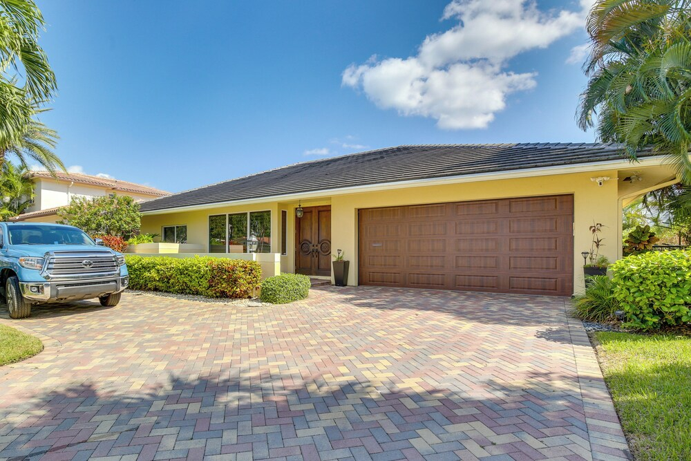 Canal Access & Pool: Lighthouse Point Getaway!