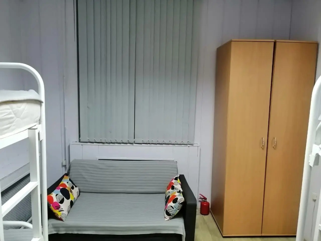 Красный диван