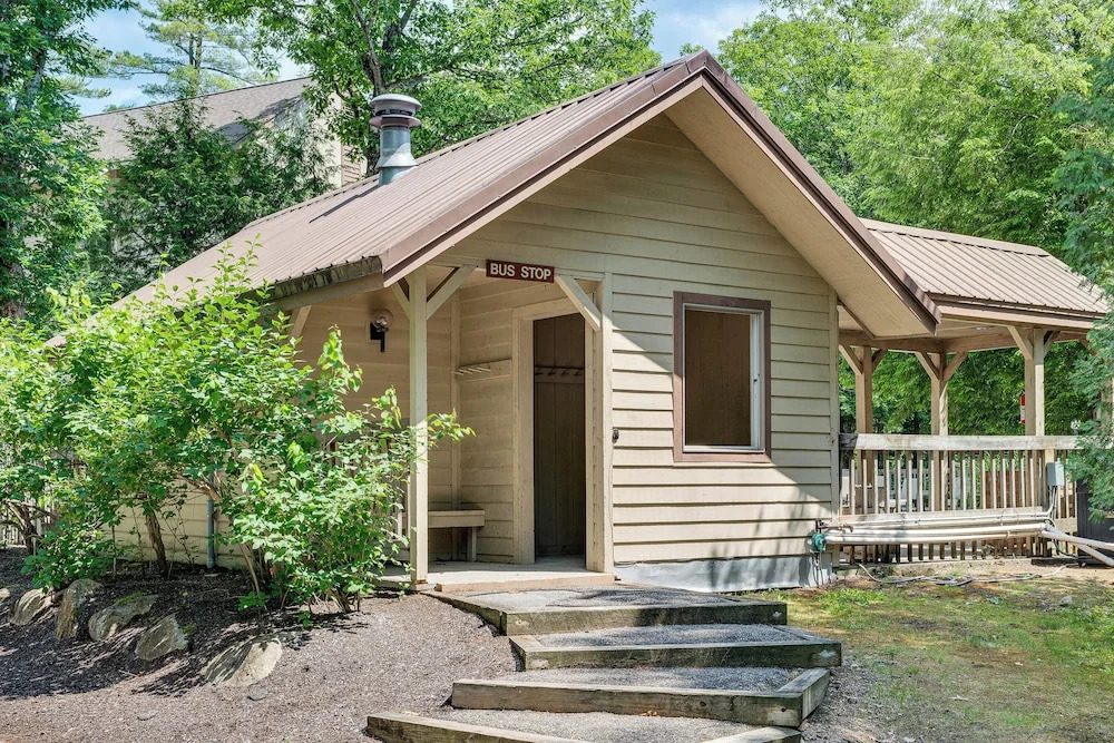 Riverfront Retreat w/ Deck: 1 Mi to Loon Mtn!