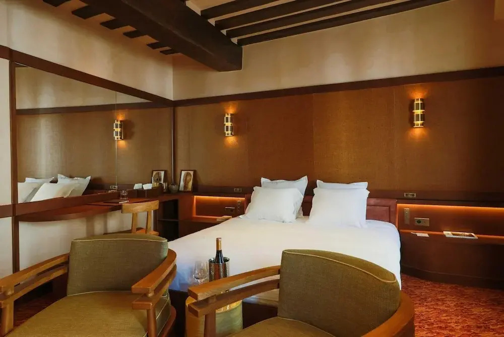 Confidential Suite 6, a Stone's Throw From the Louvre