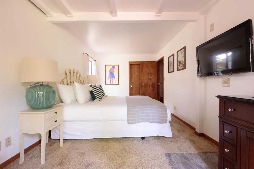 Wolfe by AvantStay | Near Lake Tahoe, w/ Hot Tub, Fireplace, 2 Private Decks!