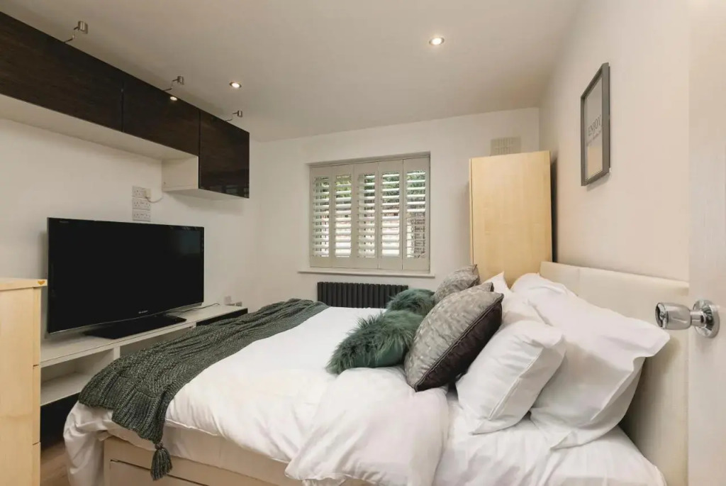 Just 20 Mins From Buckingham Palace!