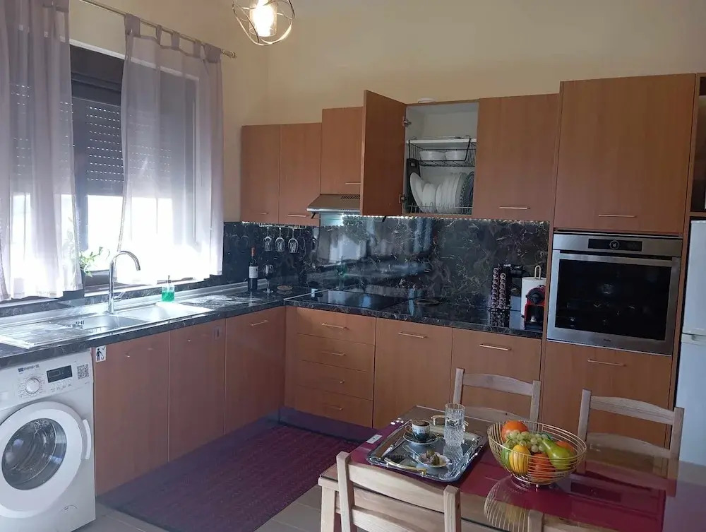 Casa Terra is Near Hillside Area Airport Beach