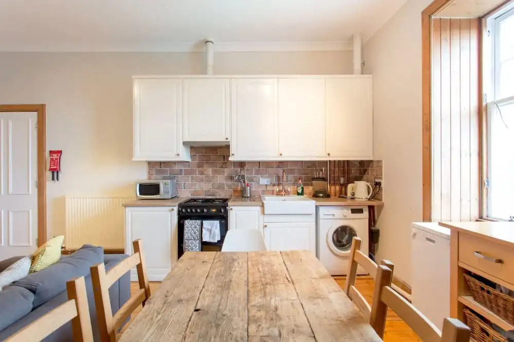 Spacious Traditional 3 Bedroom Flat in New Town