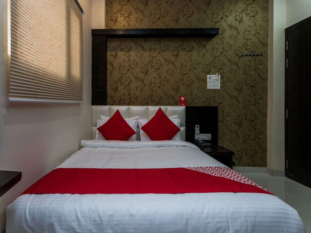 OYO 12128 Hotel Sajan Palace