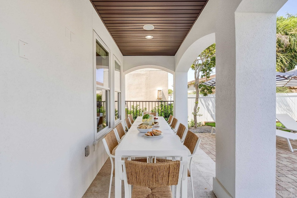 Sleeps 20, Private Pool, Putting Green, Walk to Beach Vitamin Sea by Avantstay