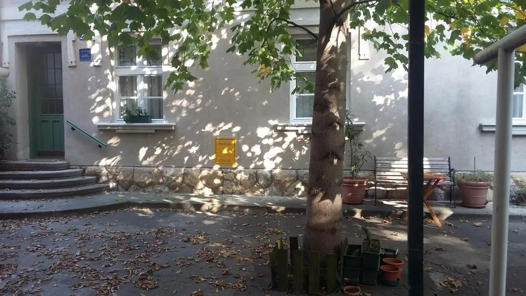 Studio apartment - Green door