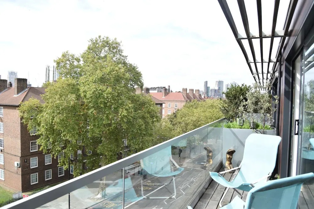 2 Bedroom Kennington Apartment With Balcony