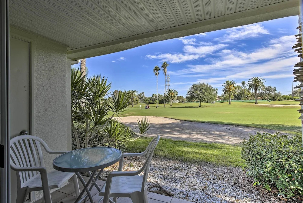 St Pete Condo w/ Heated Pool - 3 Miles to Beach!
