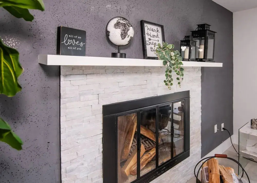 Riverside Retreat w Fireplace