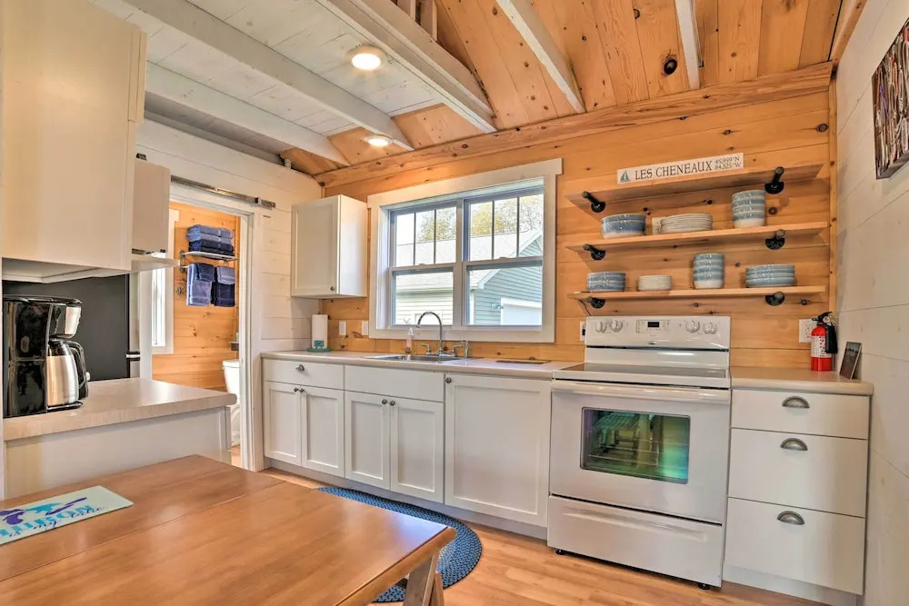 Cozy Cedarville Cottage - Walk to Lake Huron!