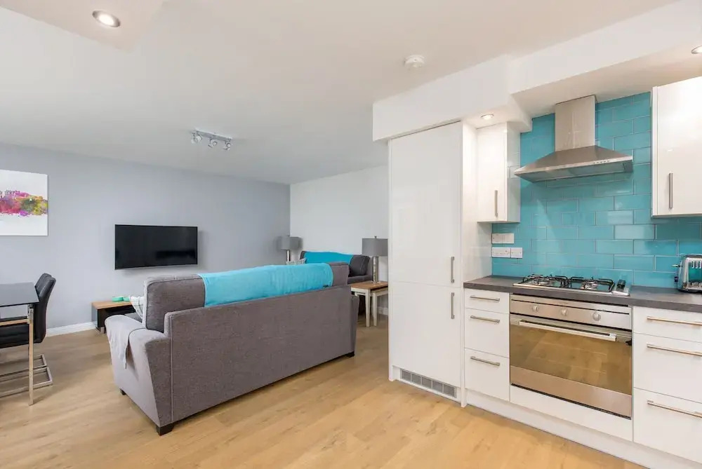 415 Huntingdon Place Apartment